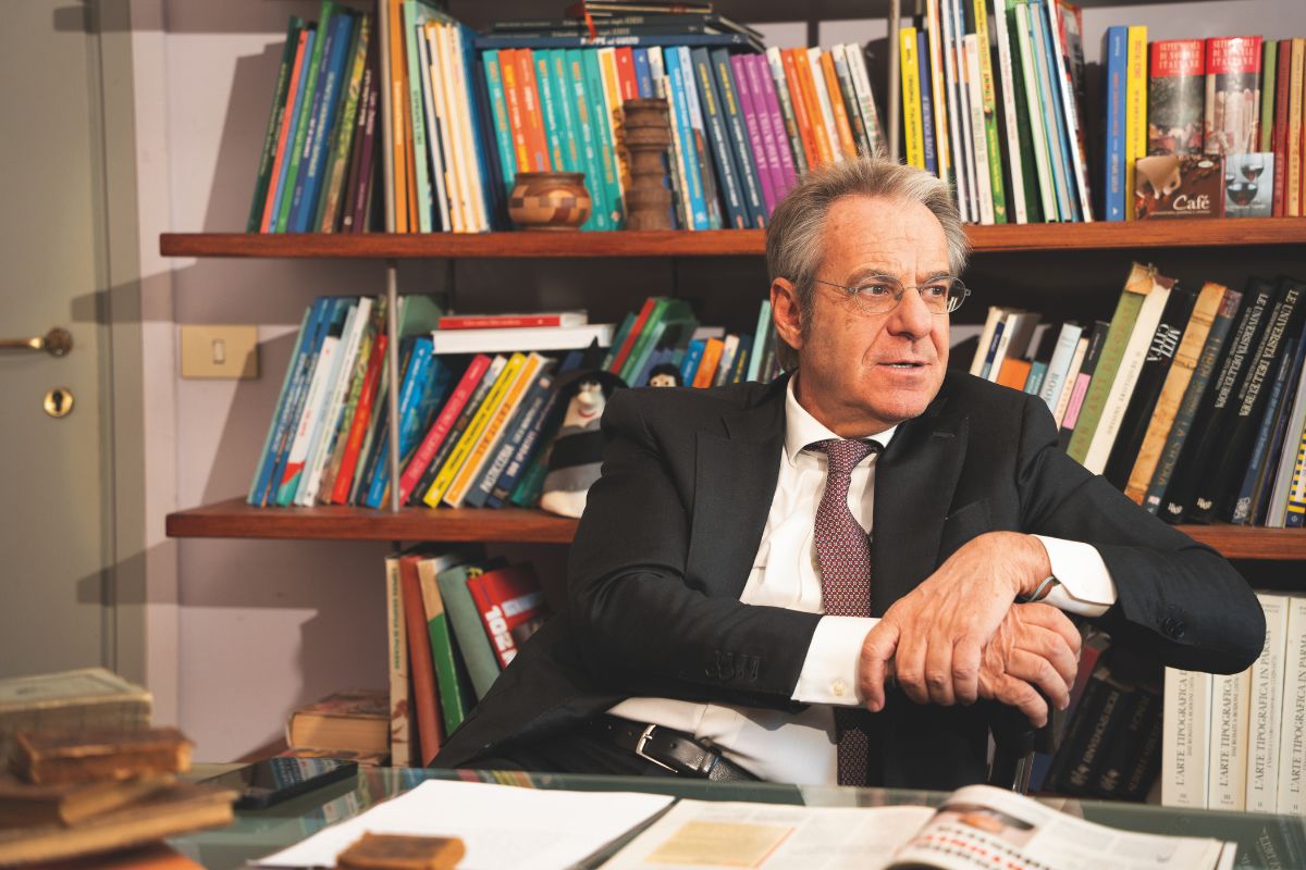 Giorgio Santambrogio, protagonista di Food 35. Ritratto in ufficio con libreria.