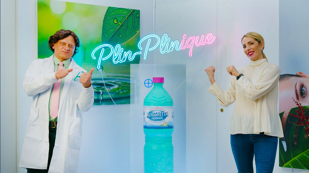 Webserie Acqua Rocchetta Plin-Plinique: medico e donna sorridenti accanto a bottiglia d'acqua Rocchetta.
