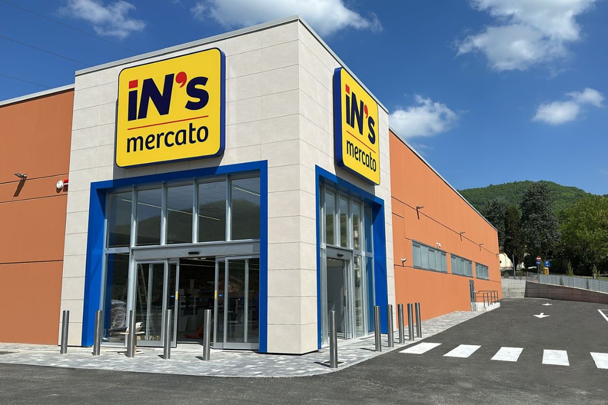 Nuovo iN's Mercato a Varzi. Facciata negozio con insegna iN's. Discount alimentare.