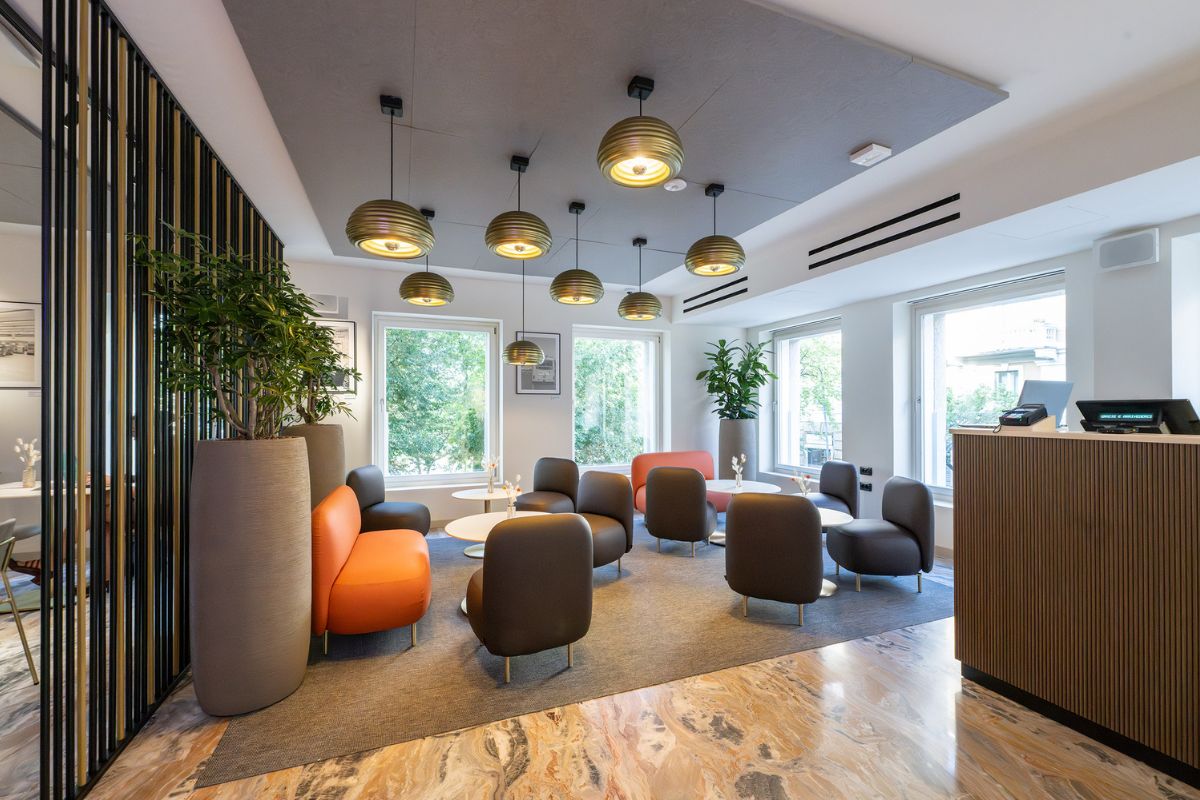 Interni del Bistrot laEsse a Milano. Arredamento moderno, lampade di design, divani e piante. Design d'interni elegante.