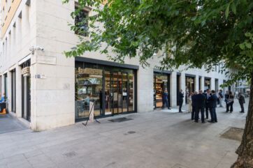laEsse Bistrot a Milano Piazza Risorgimento. Facciata negozio con persone. Nuovo locale laEsse.