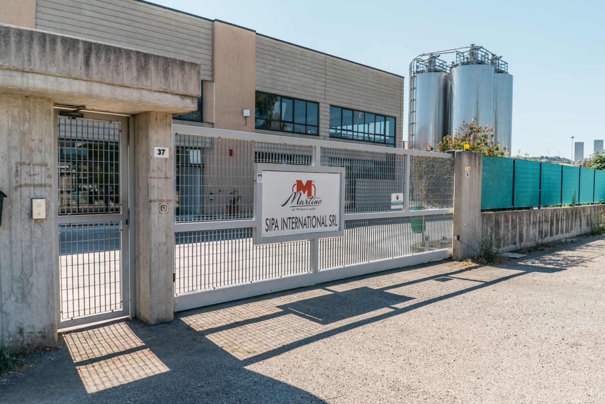 Esterno stabilimento Martino, azienda leader piatti pronti. Cancello con logo Martino Sipa International Srl.