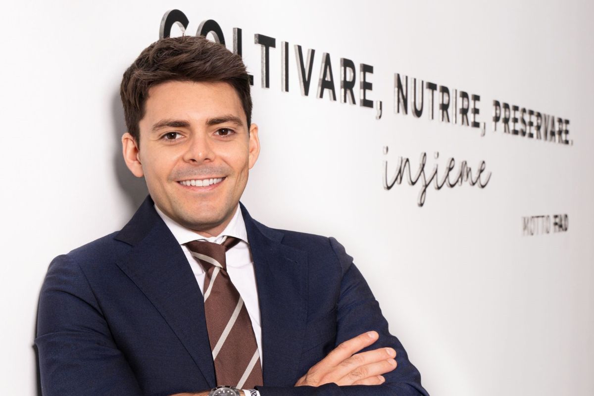 Martino Rossi intervista. Manager sorridente in giacca e cravatta. Obiettivo 100 milioni.