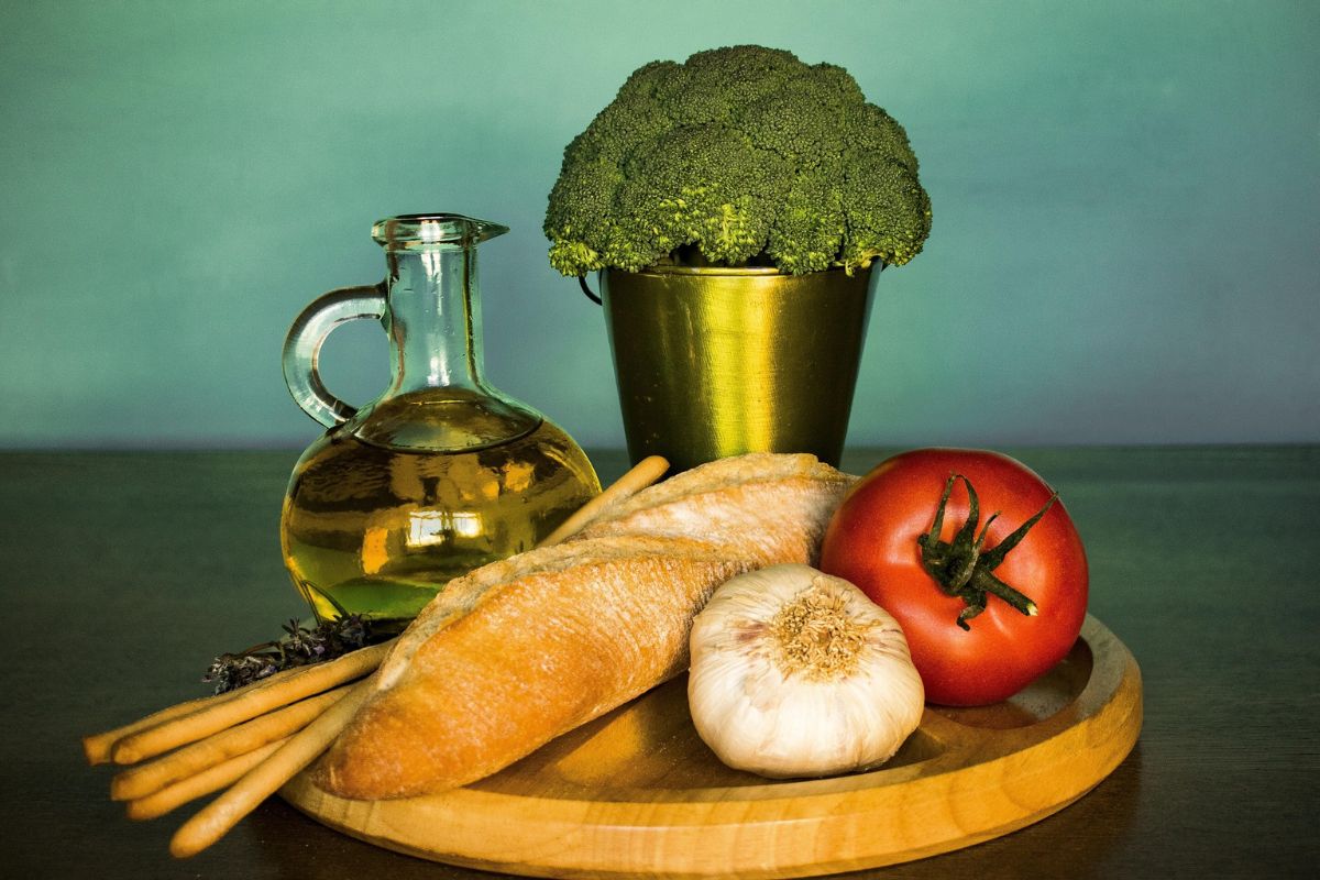 Pane, olio, pomodoro, aglio e broccoli: ingredienti freschi per la cucina italiana.