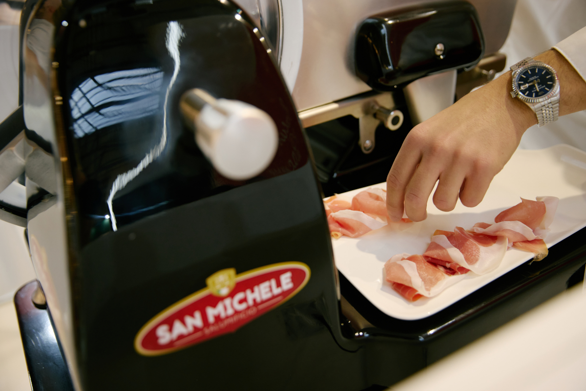 Affettatrice San Michele con prosciutto. Salumi italiani di alta qualità.