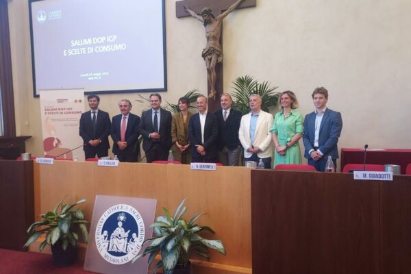Convegno sui salumi DOP e IGP. Esperti discutono qualità e scelte di consumo. Marchi di qualità italiani in primo piano.