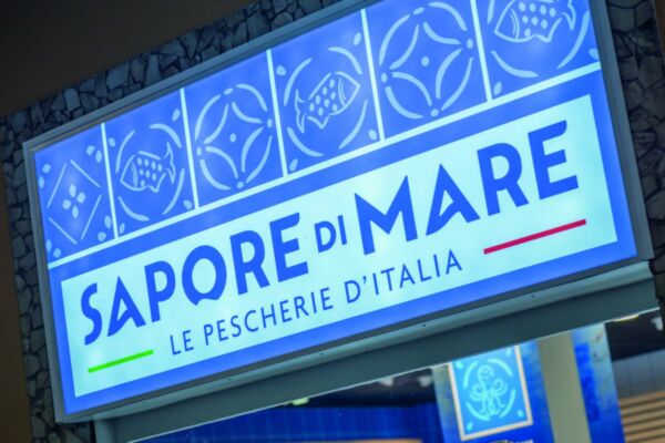 Insegna Sapore di Mare, pescheria italiana. Motivi con pesci stilizzati.