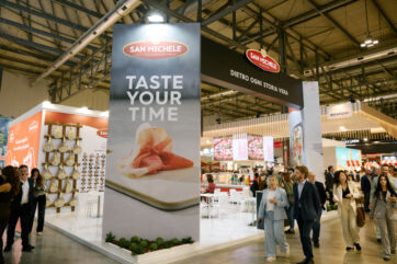Stand San Michele salumi al Cibus. Degustazione prodotti tipici italiani. Evento food, fiera alimentare.