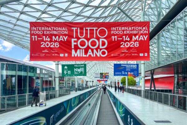 Tuttofood 2026 Milano: banner fiera alimentare internazionale, visitatori, padiglioni.