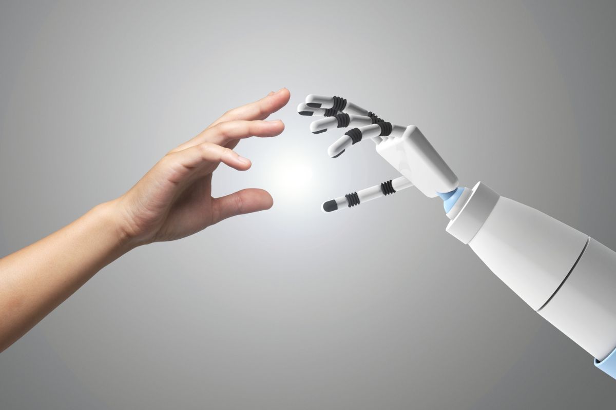 Mano umana e robotica che si toccano. AI Agentic per digital commerce e Tuttofood 2026.