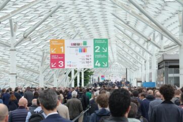 Folla a Tuttofood 2026, fiera alimentare a Milano. Stand prodotti lattiero-caseari, carne, oli e condimenti.