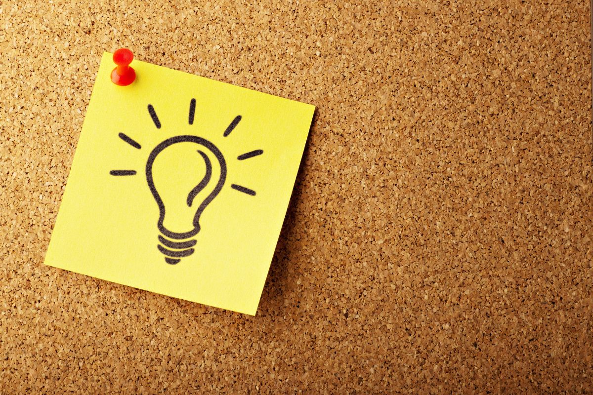 Idea innovativa TuttoFood 2026: Post-it giallo con lampadina su sughero. Rotte dell'innovazione nel settore alimentare.