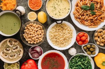 Tuttofood: trend agroalimentari. Zuppe, pasta, verdure, legumi, cereali, pomodori, olive, funghi, aglio, limoni, peperoni.