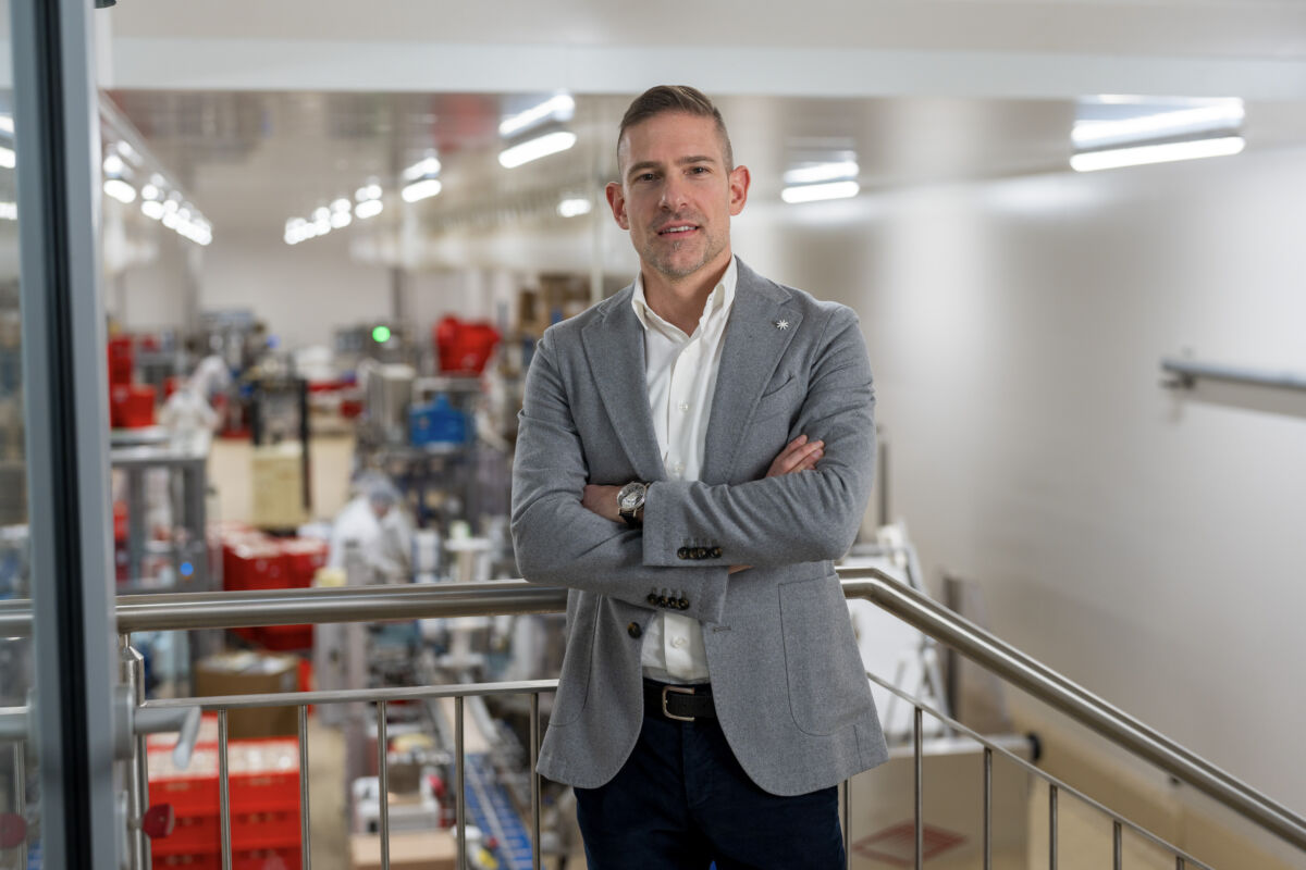 Riva Alimentari: uomo in fabbrica. Produzione tramezzini gourmet e alimenti freschi.