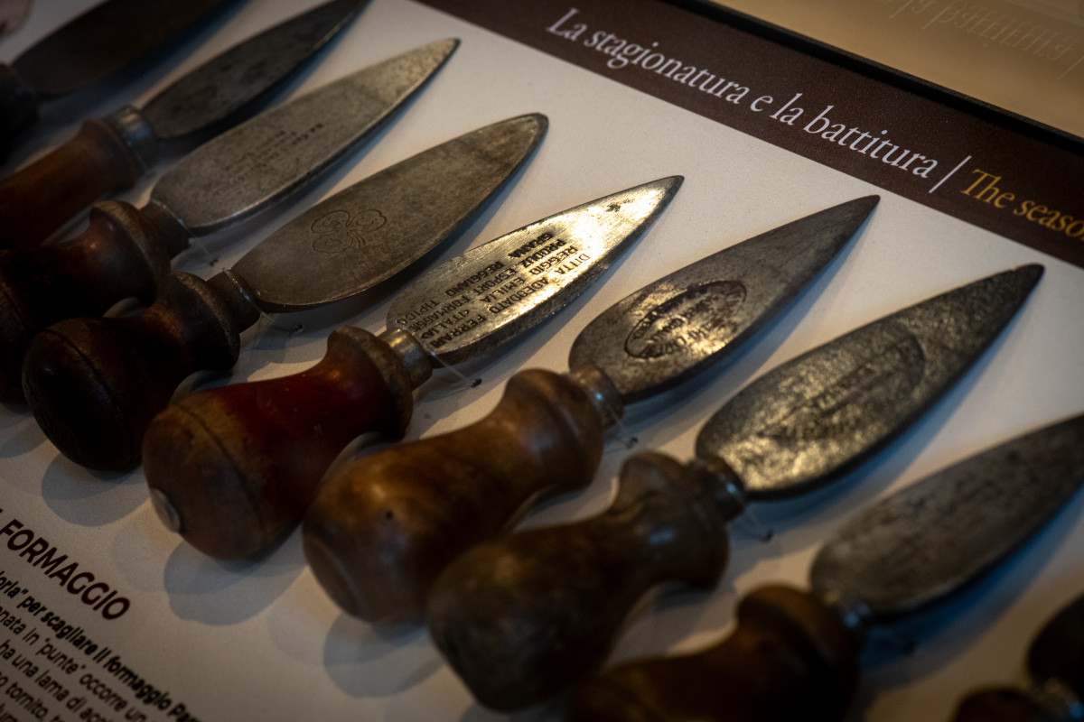 Antichi coltelli a mandorla per Parmigiano Reggiano esposti al Museo del Parmigiano Reggiano, strumenti storici da formaggio.
