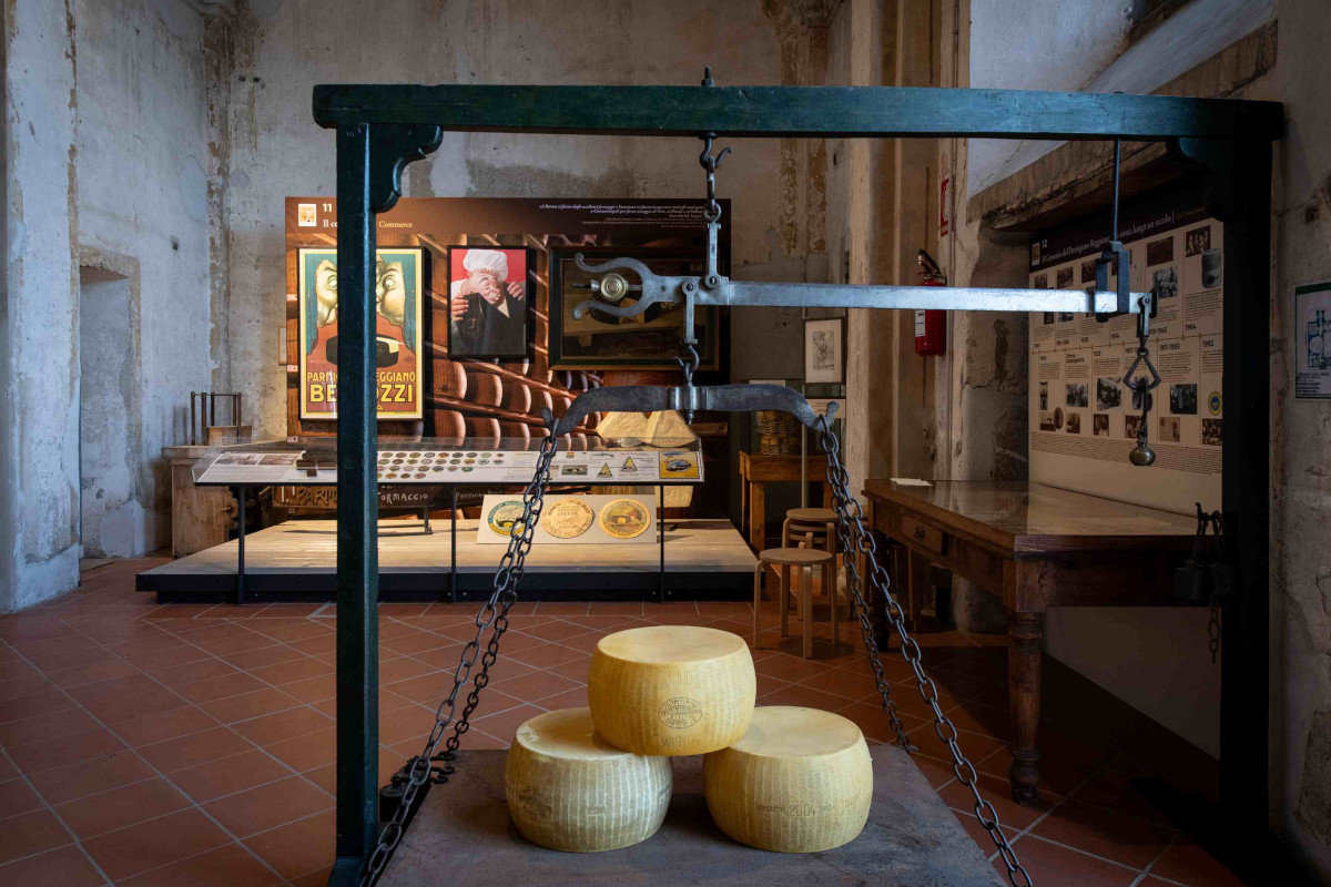 Bilancia antica con forme di Parmigiano Reggiano esposta all'interno del Museo del Parmigiano Reggiano.