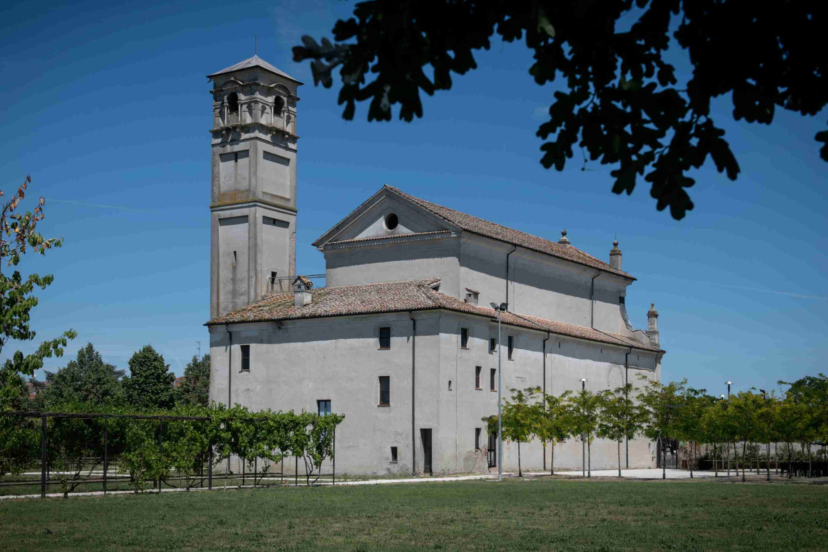 Veduta esterna del Museo del Parmigiano Reggiano a Soragna, con l'antico edificio storico e il campanile nel verde.