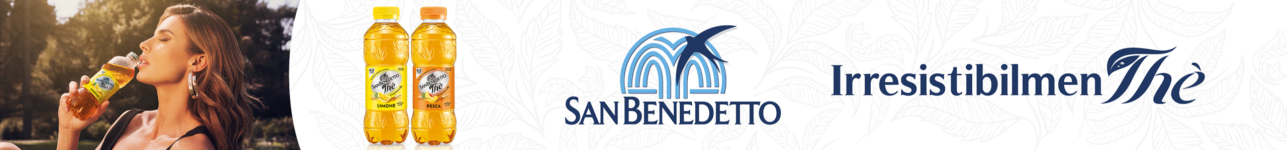 Donna che beve Tè San Benedetto, bottiglie di tè freddo limone e pesca, logo San Benedetto e slogan IrresistibilmenThè.