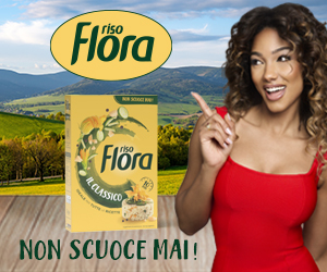 Donna in rosso indica la confezione di Riso Flora Il Classico su sfondo naturale con il claim Non Scuoce Mai.