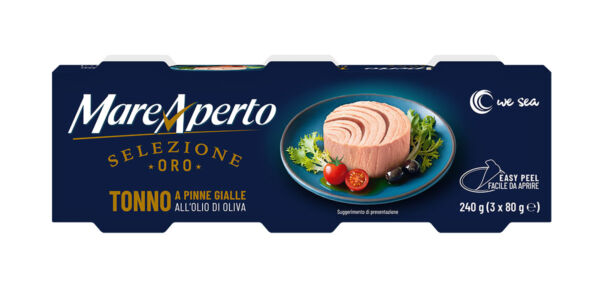 Confezione multipack 3x80g di Tonno Mare Aperto Selezione Oro a pinne gialle all'olio di oliva con piatto servito.