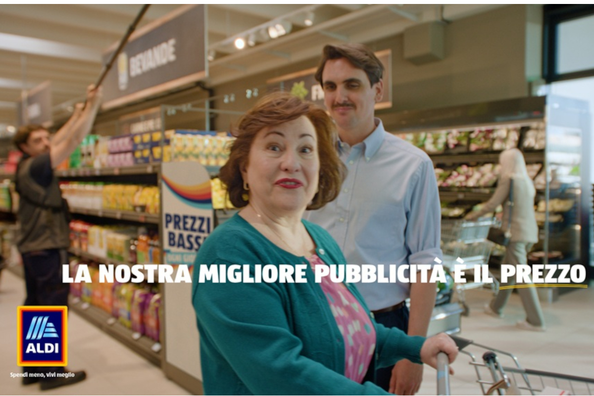 Donna e uomo sorridenti in un supermercato Aldi per la campagna The Cheapest Campaign Ever con slogan sui prezzi bassi.