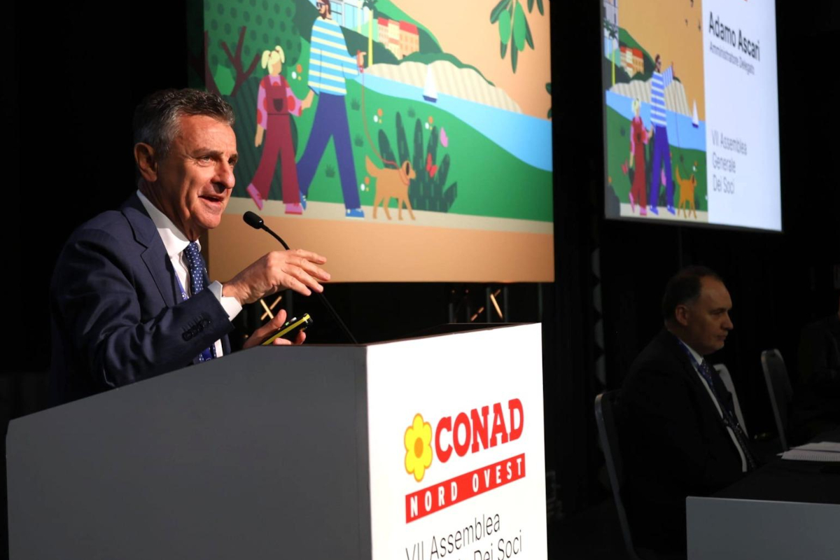 Adamo Ascari parla all'Assemblea dei Soci Conad Nord Ovest, con ricavi a 5,51 miliardi nel 2025.