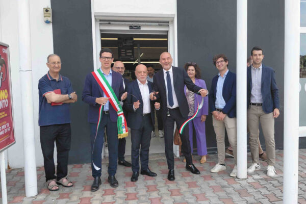 Inaugurazione del supermercato Ama Crai Est a Villa Estense con taglio del nastro da parte delle autorità locali.