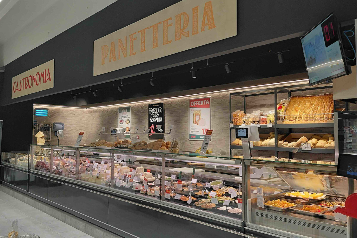 Reparto gastronomia e panetteria del supermercato Ama Crai Est a Villa Estense con banco salumi e prodotti freschi.