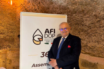 Antonio Auricchio davanti al logo Afidop, associazione dei formaggi DOP, durante l'assemblea annuale del settore.