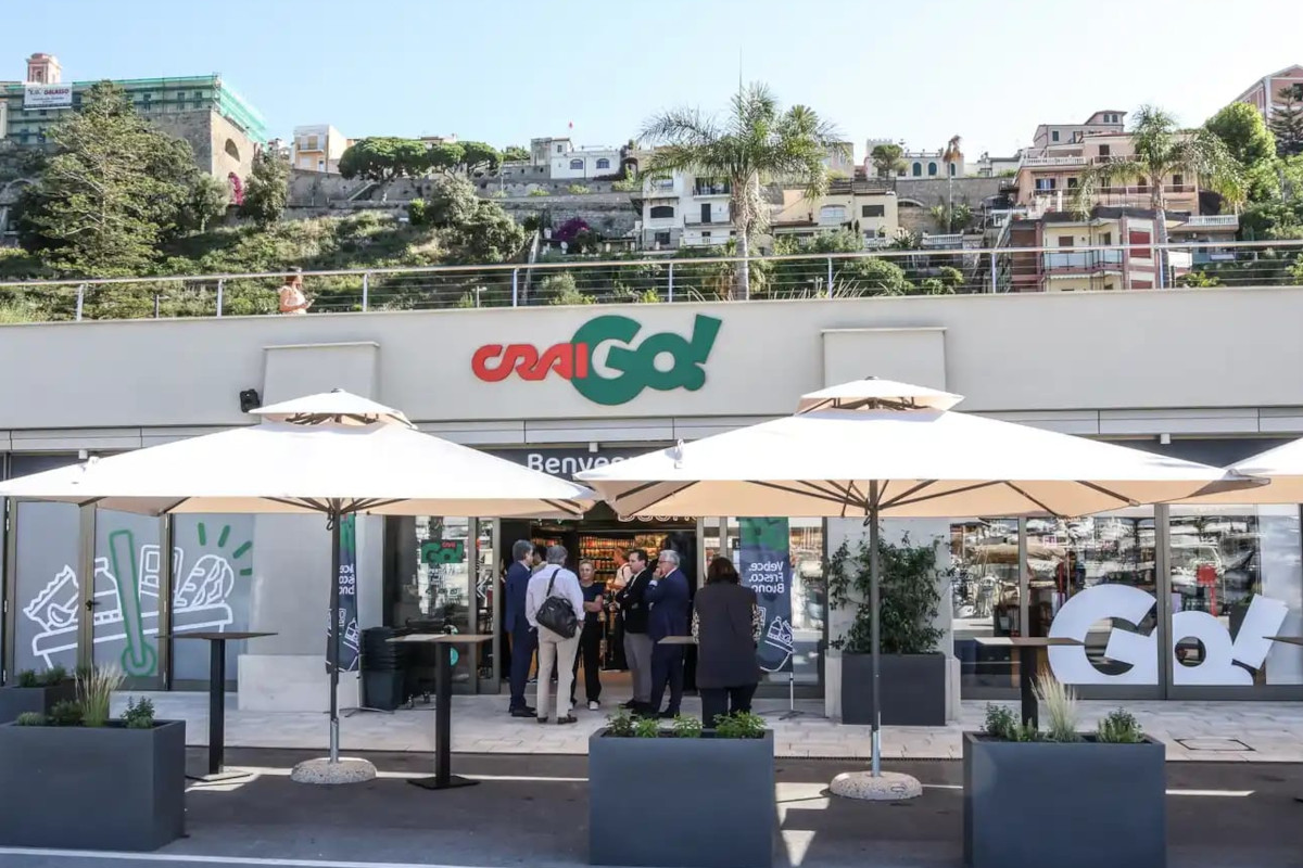 Inaugurazione del nuovo store CraiGo! presso il porto turistico di Cala del Forte a Ventimiglia con clienti all'ingresso.