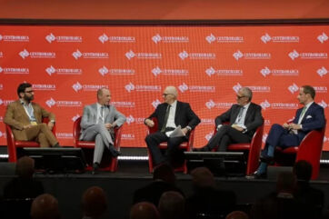 Panel di esperti in giacca e cravatta durante un convegno Centromarca su visione industriale e strategie di mercato. - Mutti-Centromarca-largo consumo