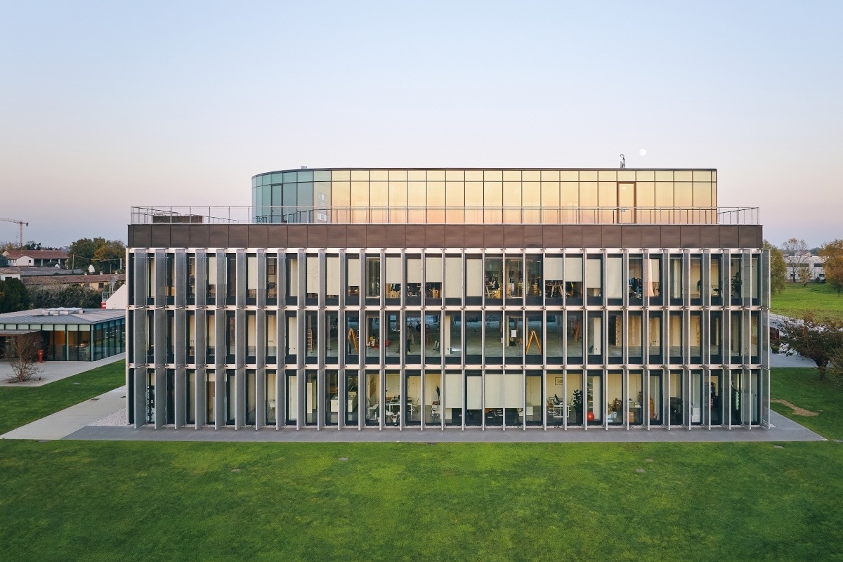 Sede centrale di Cereal Docks: moderno edificio per uffici con facciata a vetrate e ampi spazi verdi circostanti.