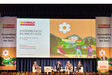 Assemblea di bilancio 2025 di Conad Adriatico con i vertici aziendali sul palco durante l'evento a Pugnochiuso.