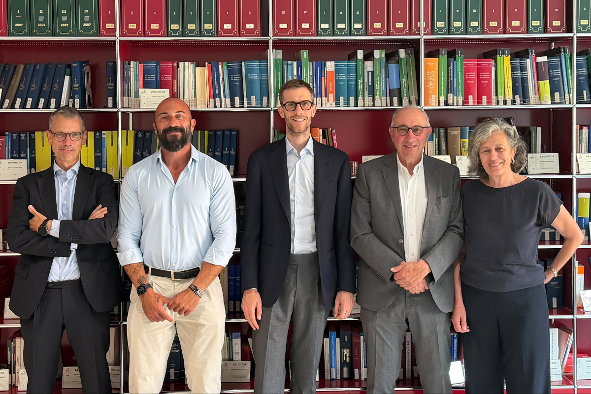 Francesco Berti, Enrico Pasini, Giovanni Fanin, Renato e Marta Pasini di Cereal Docks e PRD davanti a una libreria.