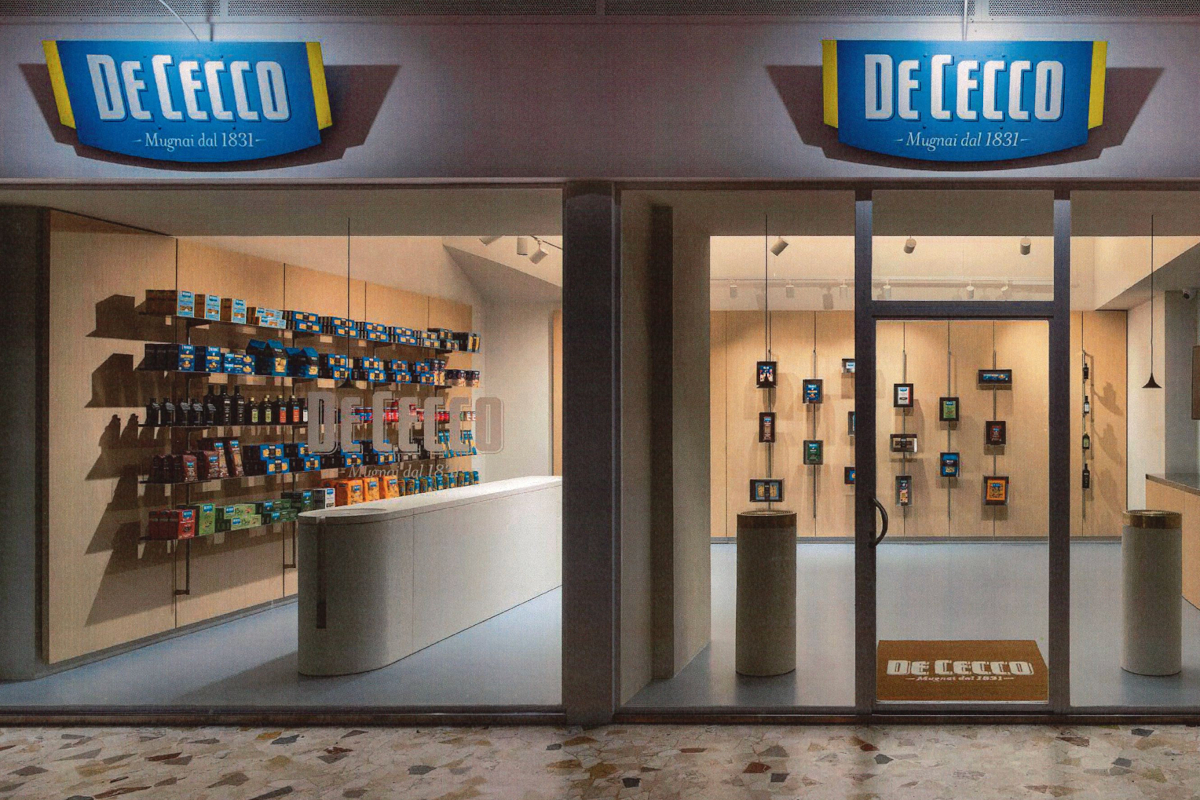Facciata del primo store De Cecco a Pescara con vetrine eleganti, esposizione di prodotti e insegne del brand.