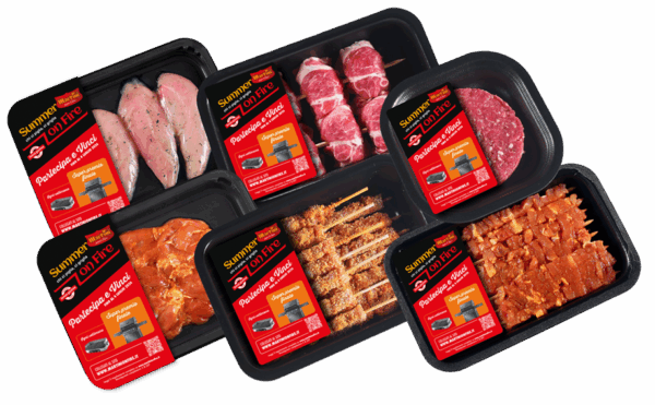 Confezioni di carne Martini per barbecue Summer on Fire con etichette promozionali per concorso a premi su sfondo nero.