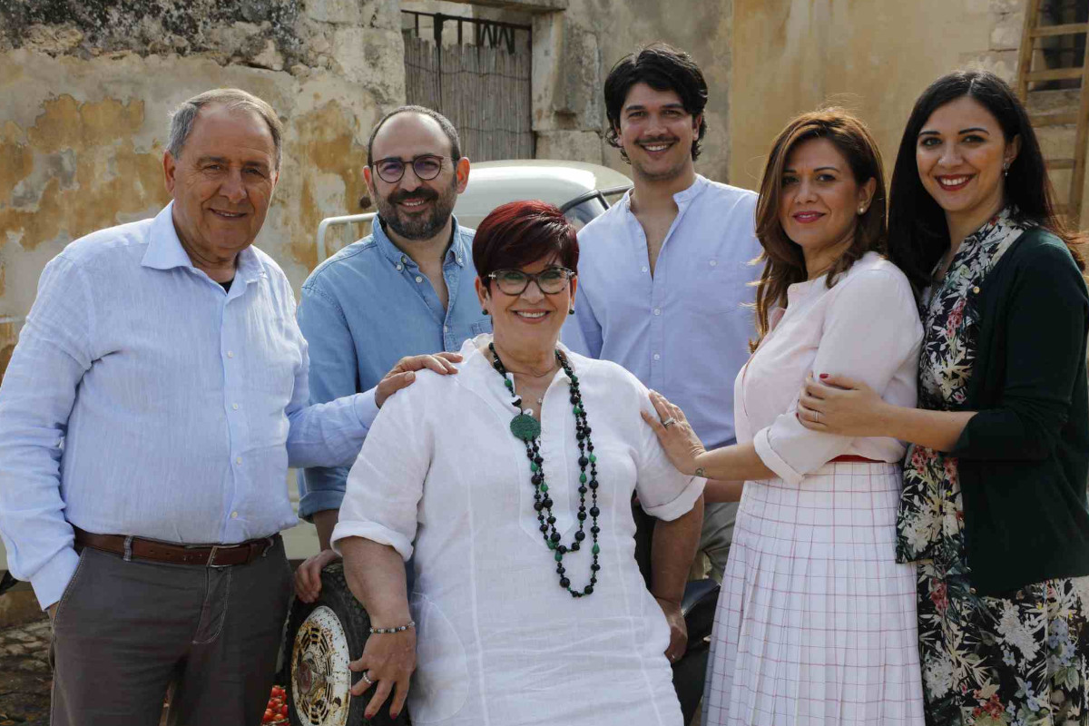 La famiglia Arestia di Agromonte, azienda siciliana in crescita, posa insieme in un contesto rurale e tradizionale.