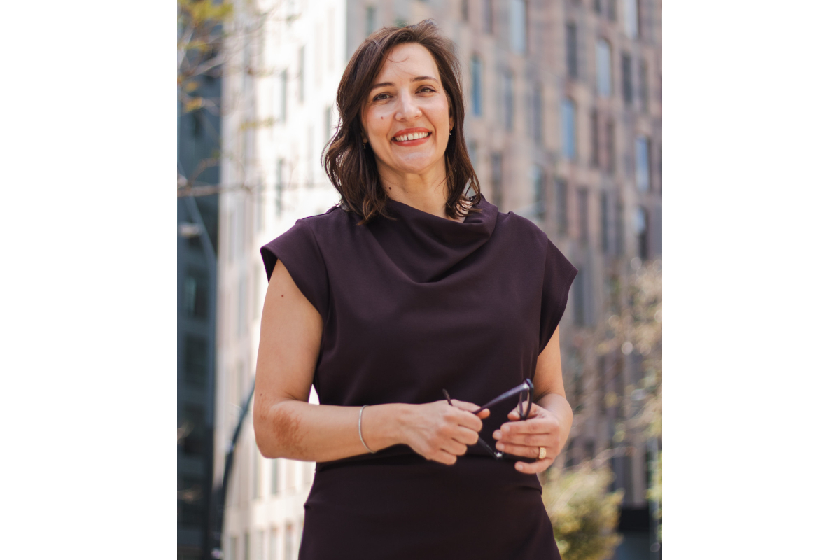 Floriana Notarangelo, nuova General manager Italia di GBfoods, ritratta in un contesto urbano professionale e sorridente.