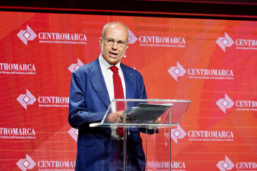 Francesco Mutti parla al Forum del Largo Consumo di Centromarca davanti a uno sfondo rosso con il logo dell'associazione.
