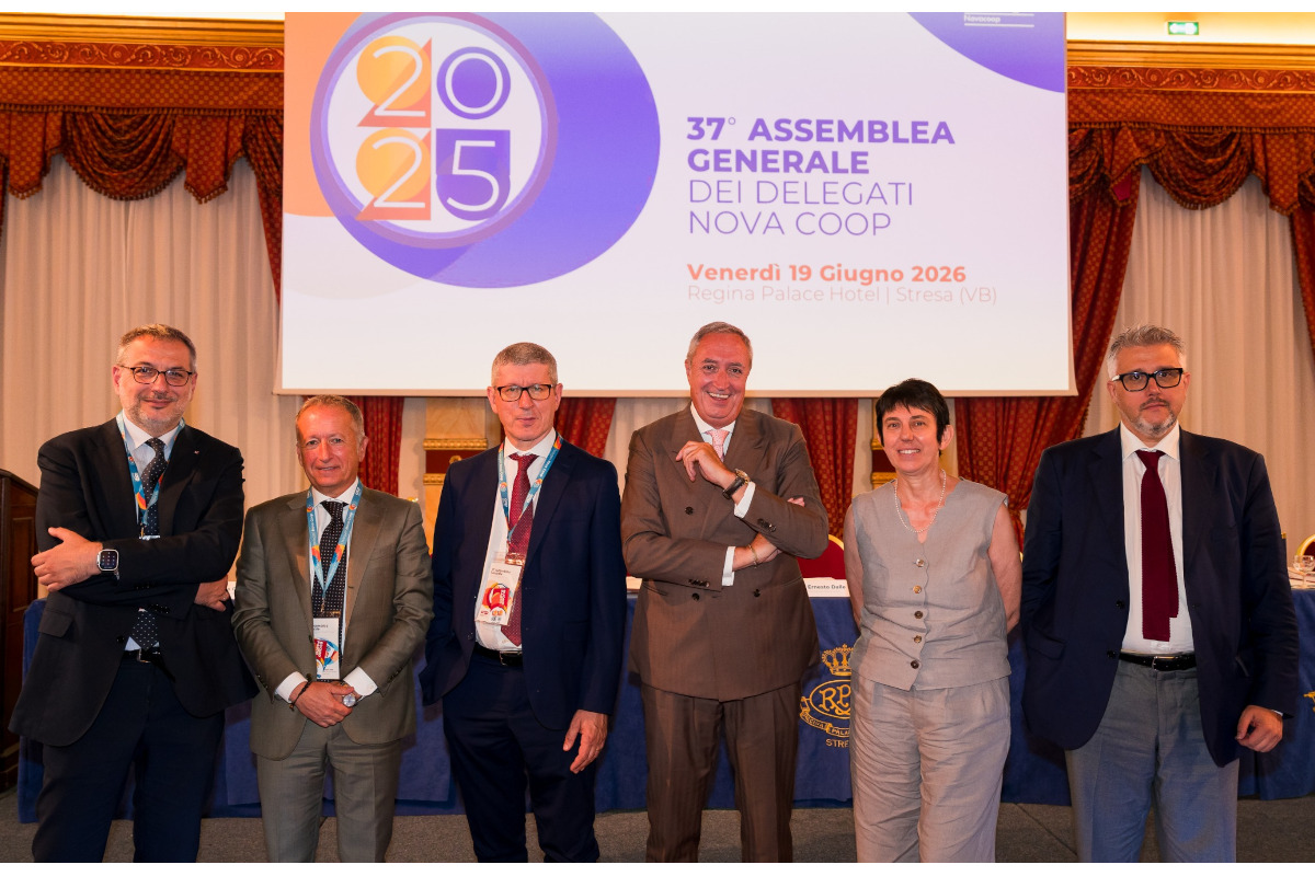 Dirigenti Nova Coop alla 37ª Assemblea Generale dei Delegati durante l'evento dedicato all'innovazione digitale 2025.