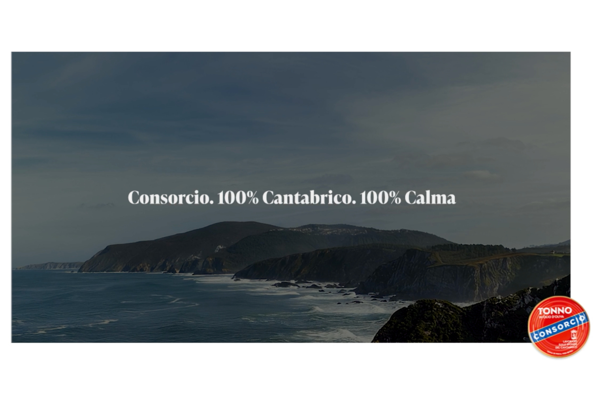 Paesaggio costiero del Mar Cantabrico con logo Consorcio e slogan 100% Cantabrico, 100% Calma per tonno di qualità - Grupo Consorcio