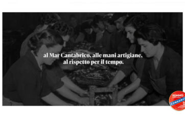 Foto d'epoca in bianco e nero: lavoratrici artigiane del Tonno Consorzio lavorano il pesce del Mar Cantabrico - Grupo Consorcio