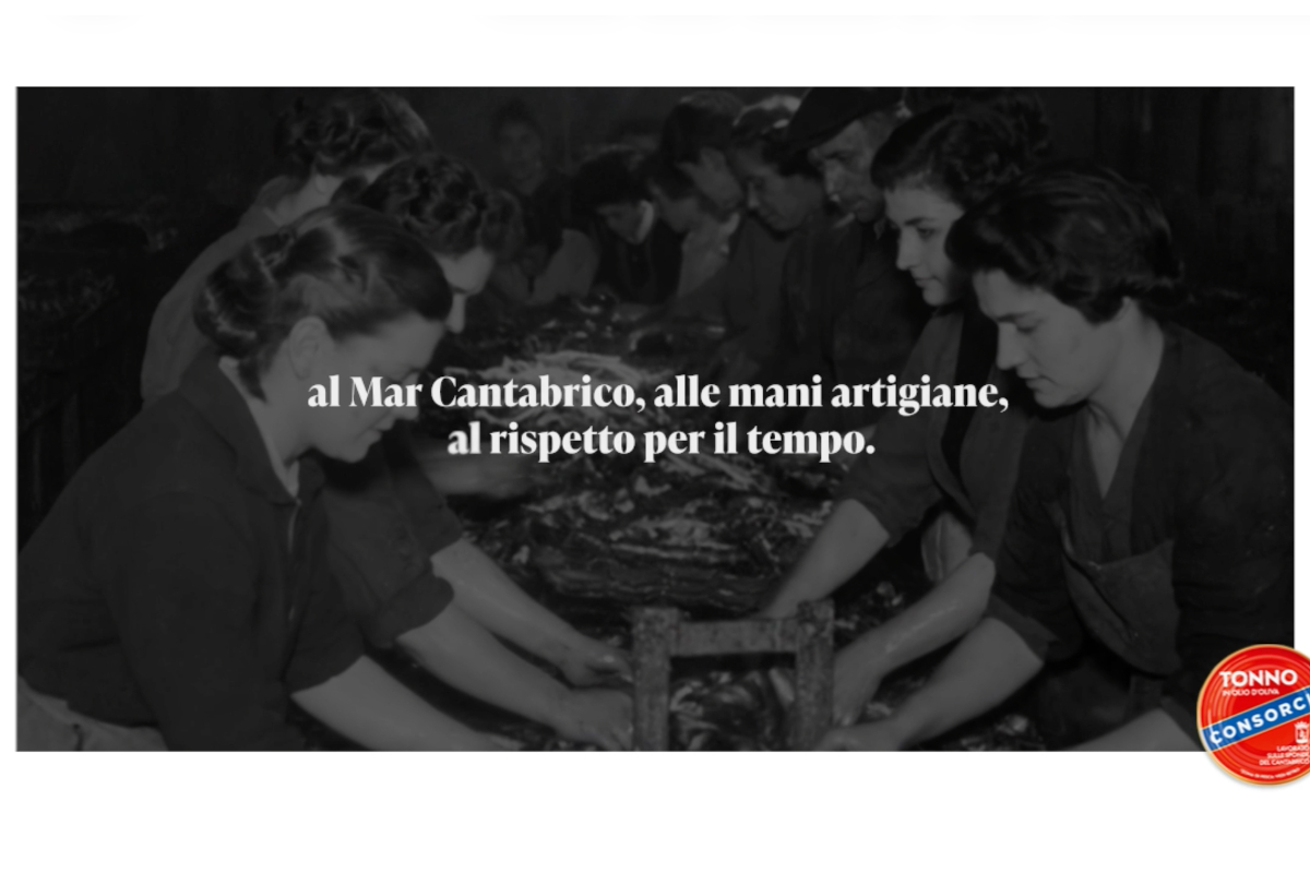 Foto d'epoca in bianco e nero: lavoratrici artigiane del Tonno Consorzio lavorano il pesce del Mar Cantabrico - Grupo Consorcio