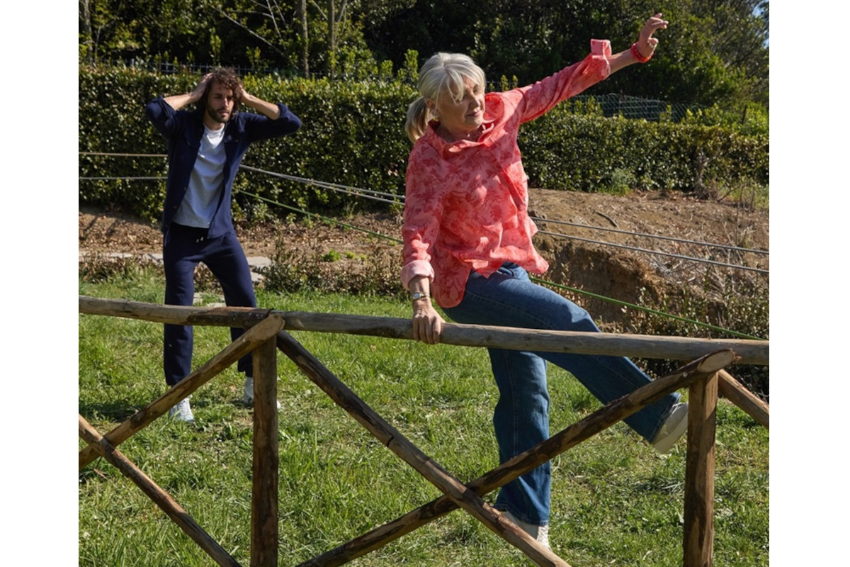 Gianmarco Tamberi con la mamma nella nuova campagna pubblicitaria Cuore, impegnati in un salto all'aperto.