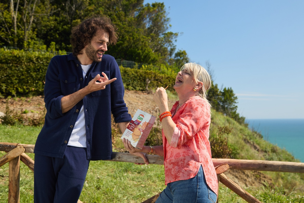 Gianmarco Tamberi con la mamma nella nuova campagna pubblicitaria Olio Cuore, sorridenti all'aperto vicino al mare.