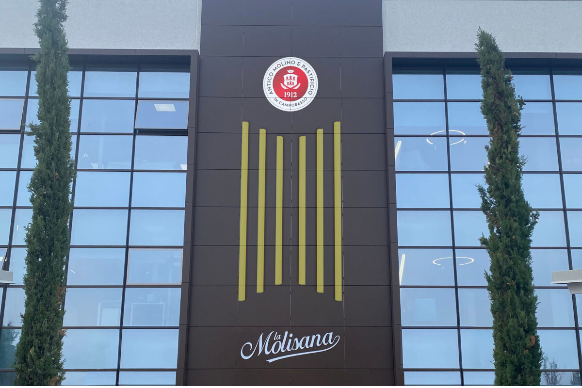 Facciata moderna dello stabilimento La Molisana a Campobasso con logo aziendale e design ispirato alla pasta italiana.