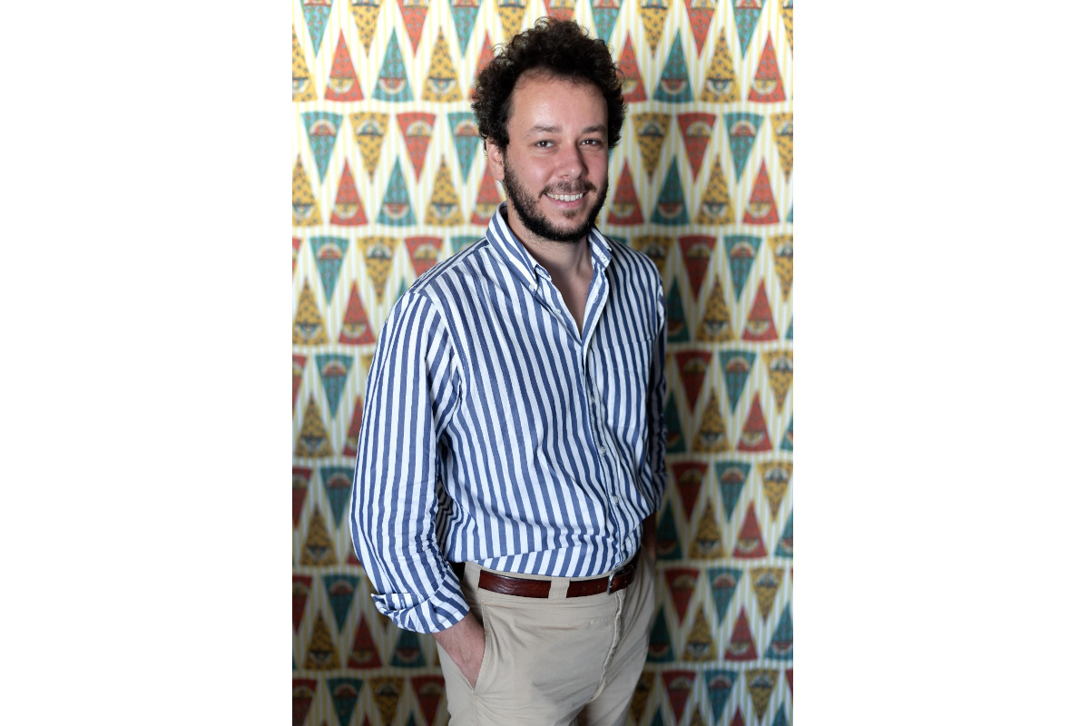 Lorenzo Bagnoli, Vice presidente di Sammontana S.p.A. Società Benefit, sorridente con camicia a righe su sfondo decorato.