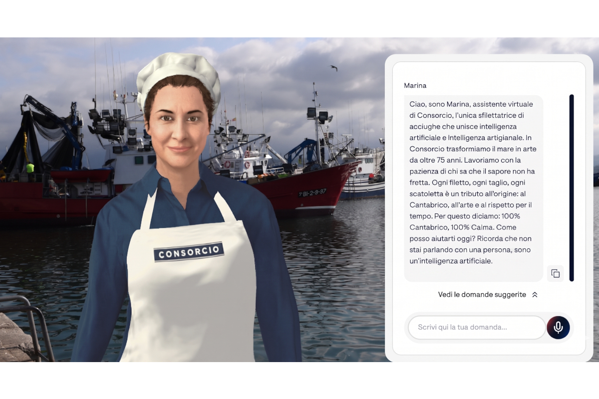 Marina, assistente virtuale AI di Consorcio, con grembiule davanti a pescherecci nel porto per acciughe del Cantabrico.