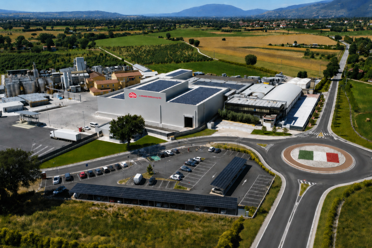 Veduta aerea della sede Pietro Coricelli circondata dalla campagna umbra, con stabilimento produttivo e parcheggio.