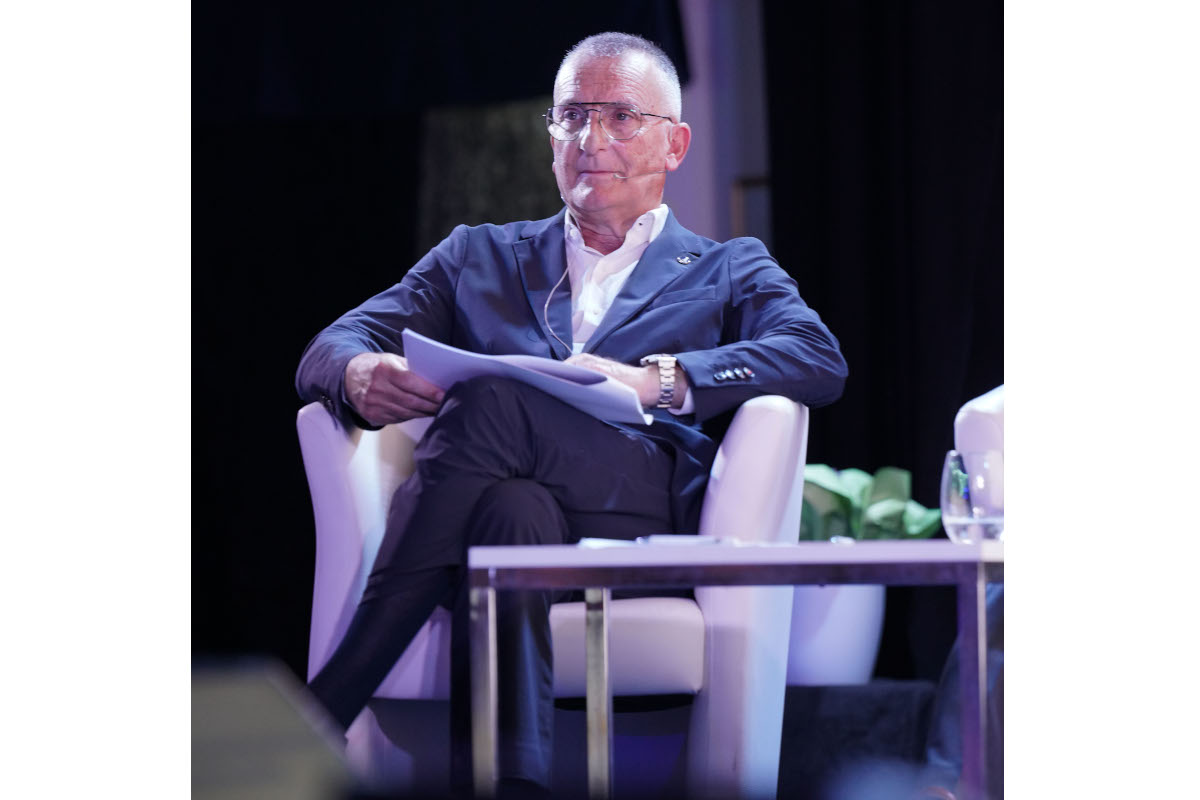 Remigio Sequi, Presidente e Ad di Latte Arborea, seduto su una poltrona bianca durante un evento pubblico.